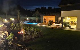 Residence Smrzovka - Luxury House With Swimming Pool, Jacuzzi, Garden And Bbq